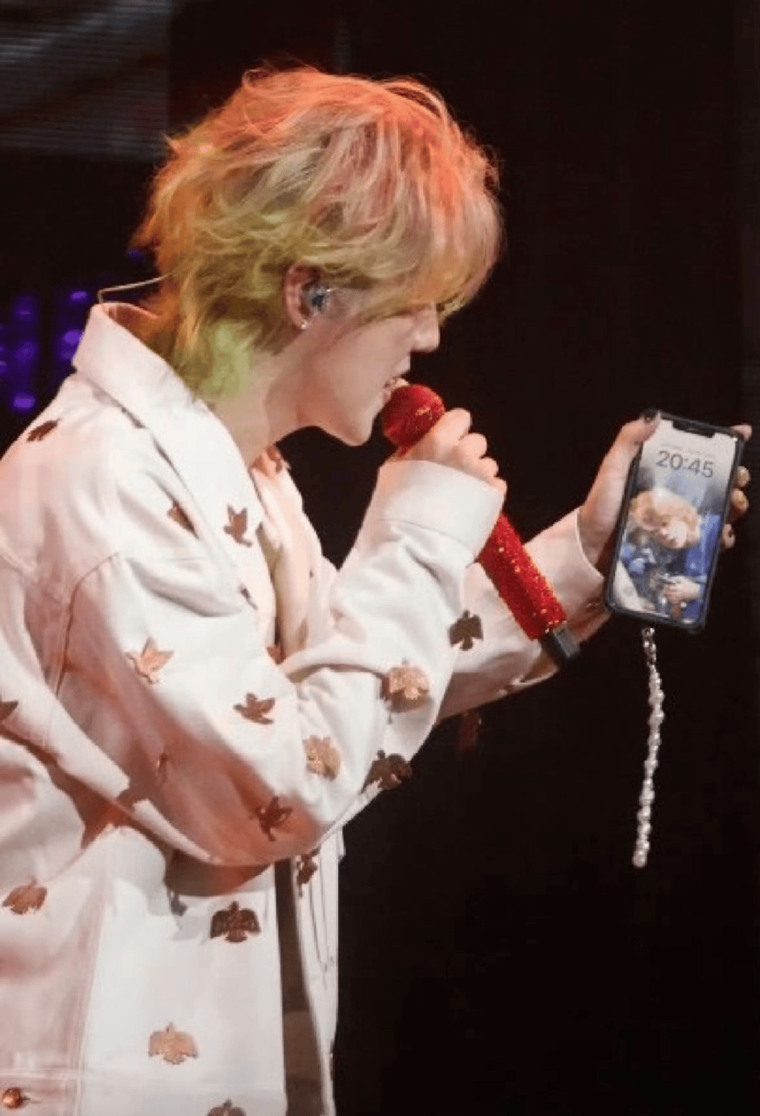 鹿晗“被表白”？伴舞的手机屏保亮了！