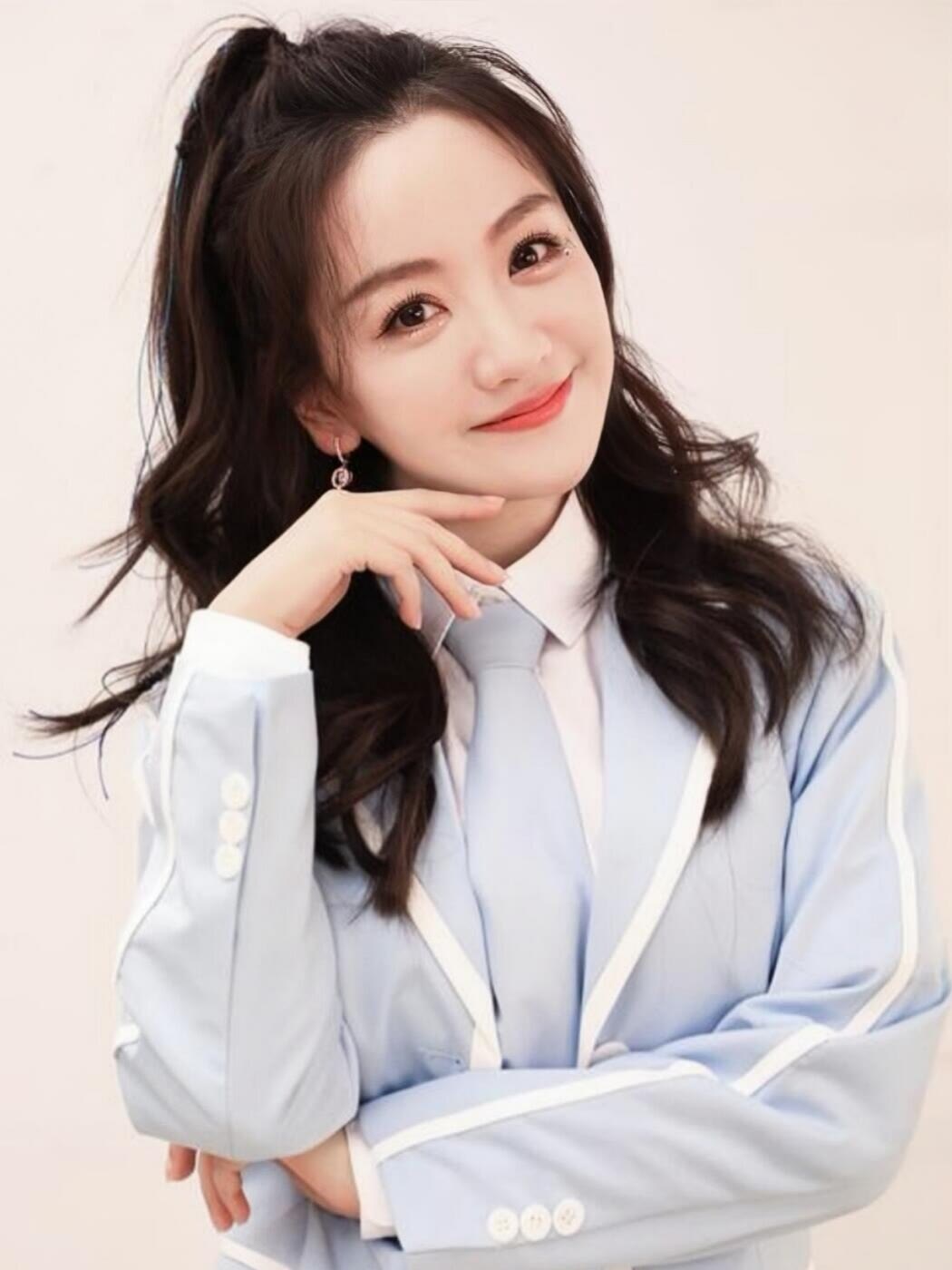 杨蓉穿雾霾蓝纱裙，短发造型温柔又惊艳