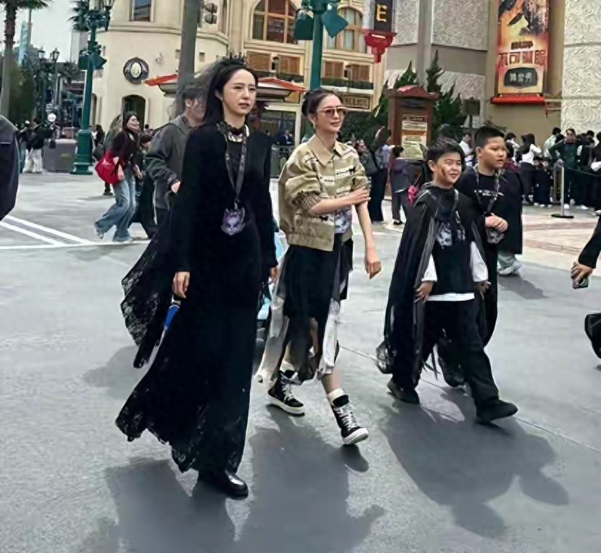 瘦死骆驼比马大！状态不如从前的佟丽娅扫购黄金，大手串太吸睛