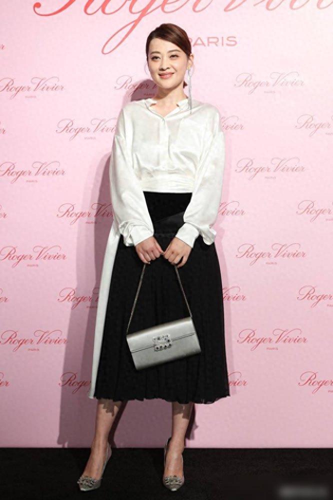 48岁梅婷新剪了波波头年轻10岁,穿毛衣配阔腿裤,美得像换了个人