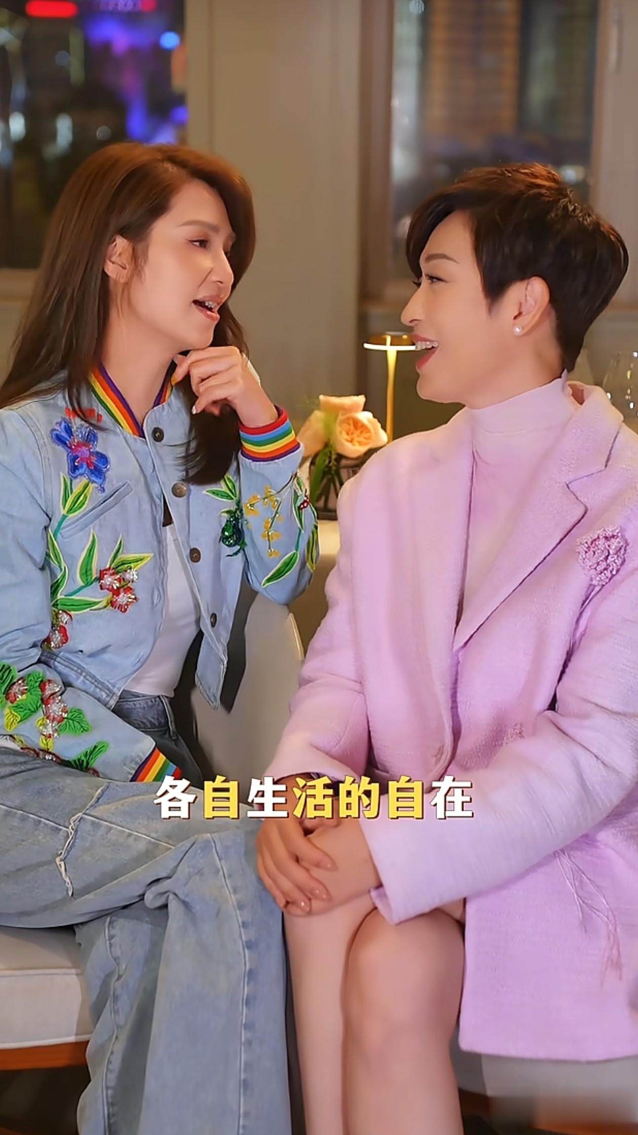 54岁洪欣与58岁陈法蓉同框！一个干练利落，一个温柔知性，美晕了