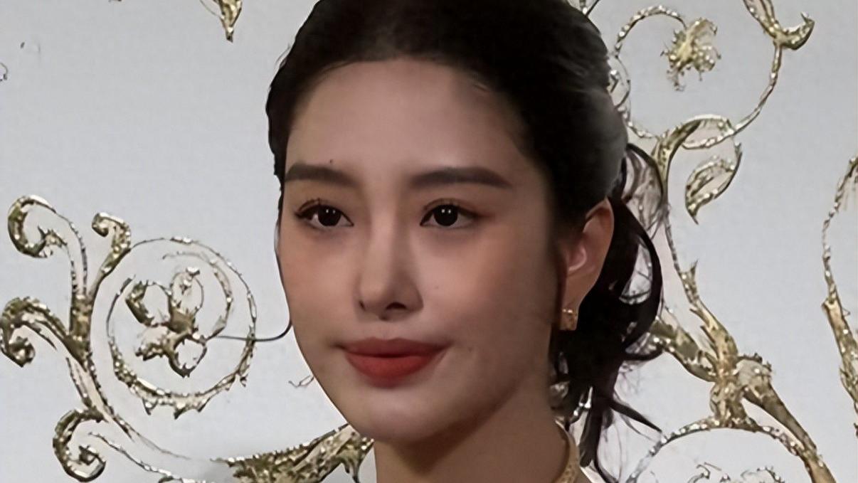 杨采钰被质疑缺钱了，最新活动一脸憔悴