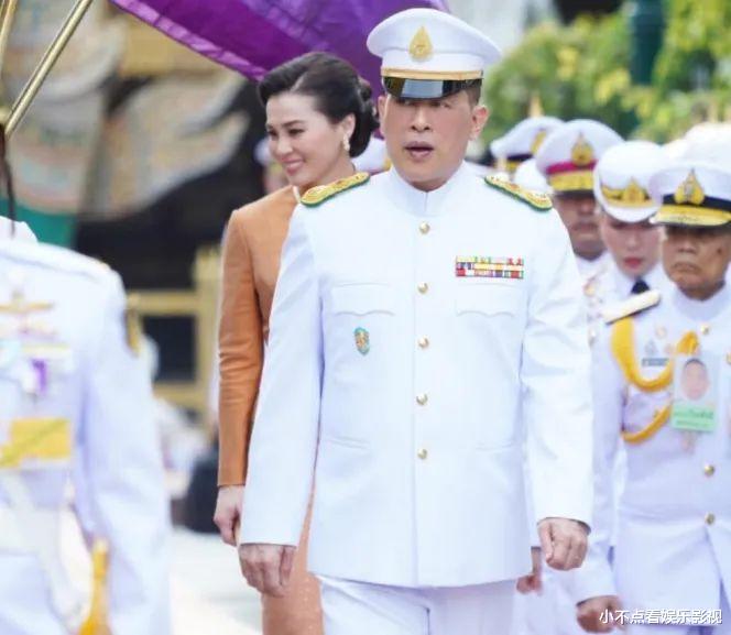 提帮功长大成人，苏提达一直捧杀被他看透，出席活动对她一脸不屑