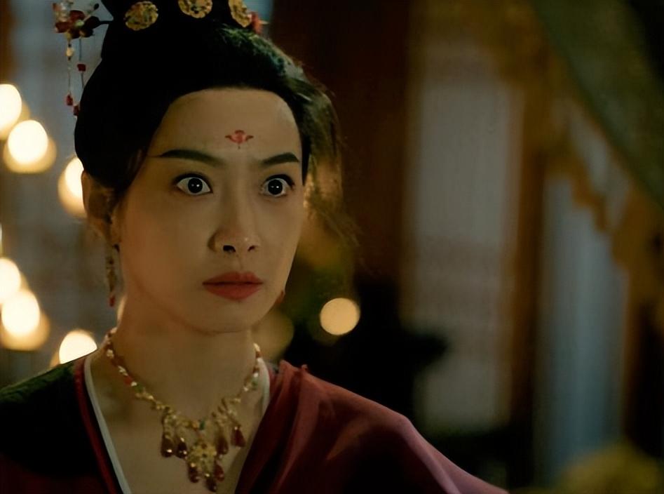 台词含糊表情狰狞，这一次，连陈乔恩和丁禹兮都带不动这个拖油瓶