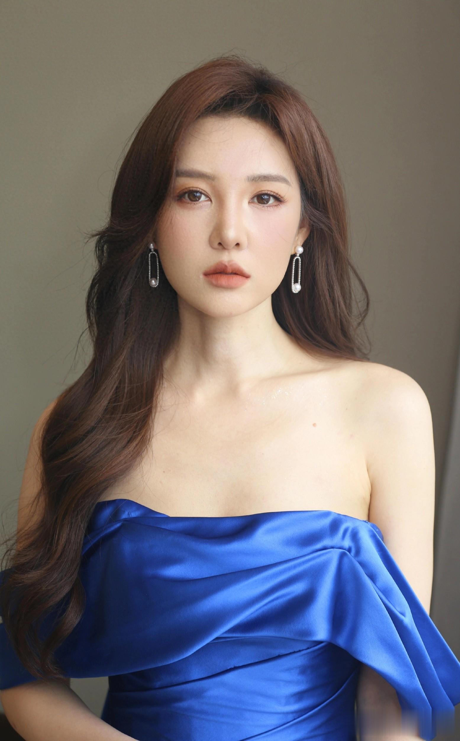 主持人郭玮分享新入的蓝色礼服，一袭浪漫波浪卷搭配珍珠耳环好美