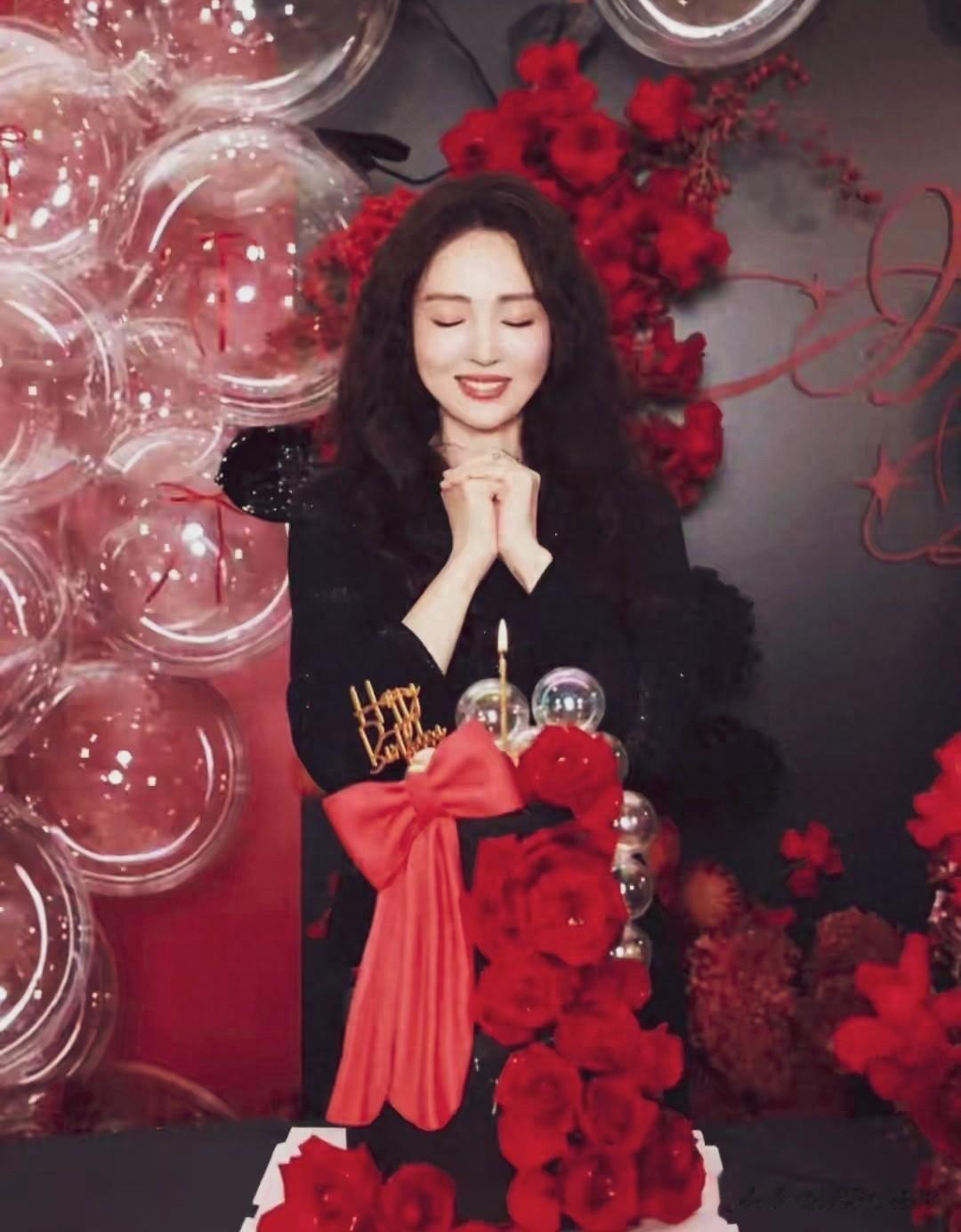 董璇46岁生日孕肚藏不住？捧蛋糕隆起明显，小酒窝甜笑抢镜！