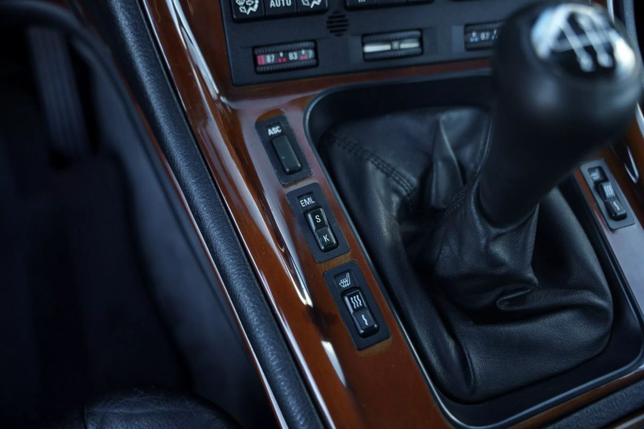 有人花6.1万美元把这辆1995年的手动版宝马850CSi“偷”回家