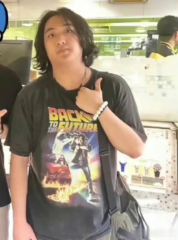 儿子太丑上热搜！亲妈刘芸急发九宫格反击，网友:笑晕,还不如不发