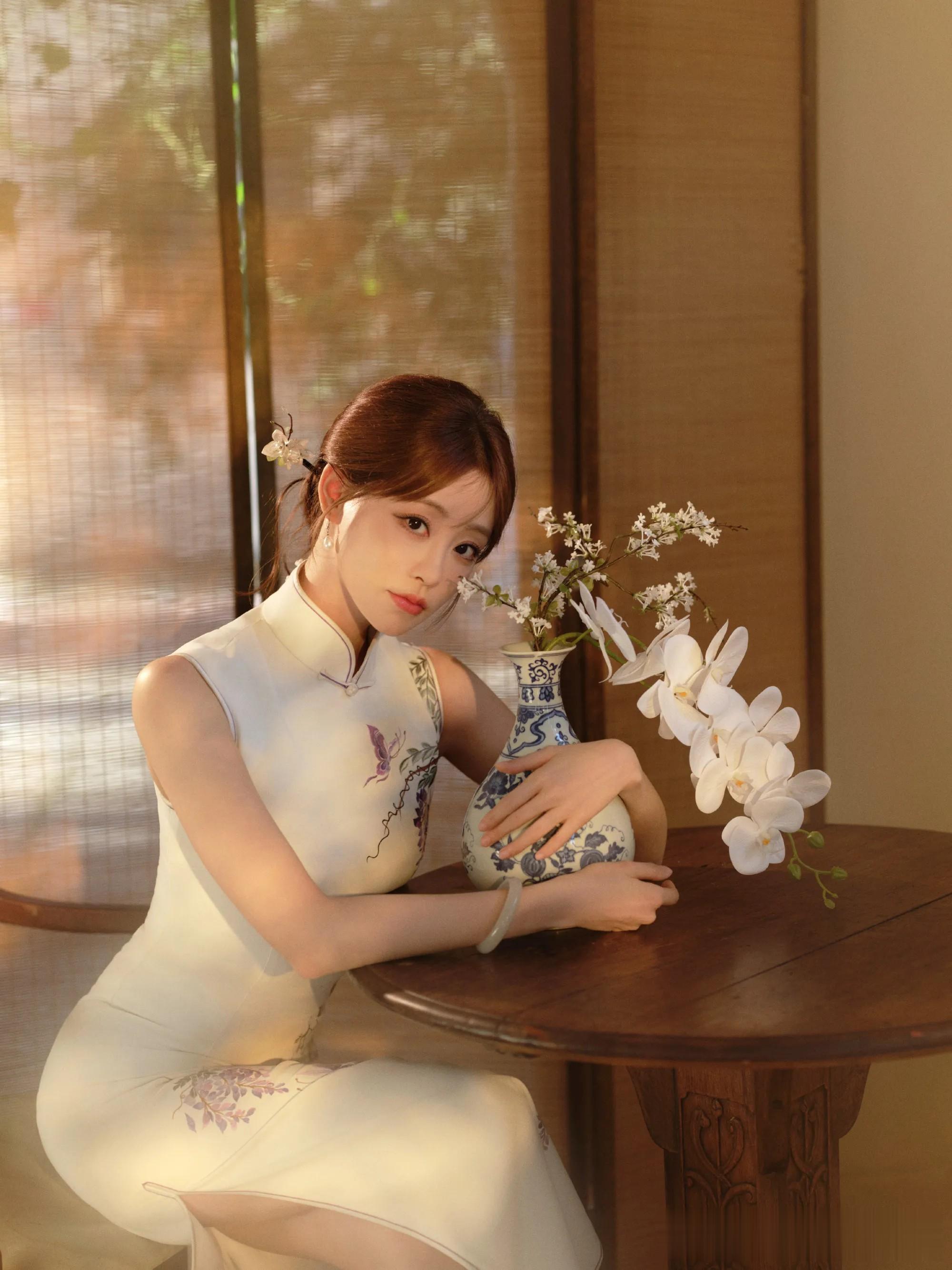 祝绪丹旗袍配高跟鞋,古韵与时尚的交融