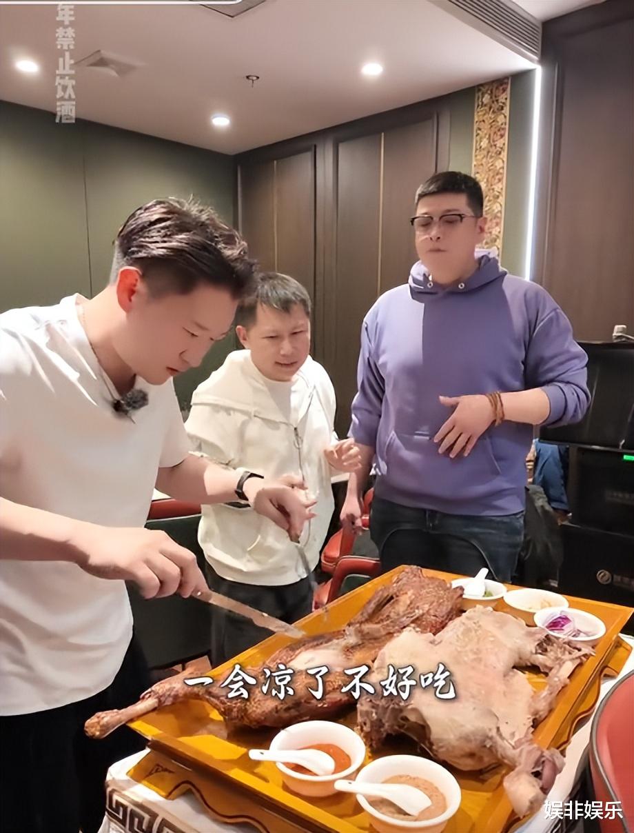 曹云金豪华聚会曝光!私人会所享受顶级美食,豪气十足