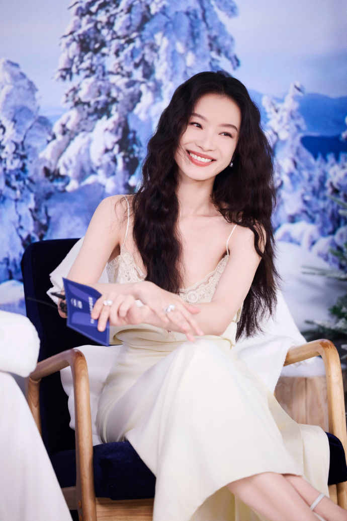 倪妮白裙为裳清冷高贵