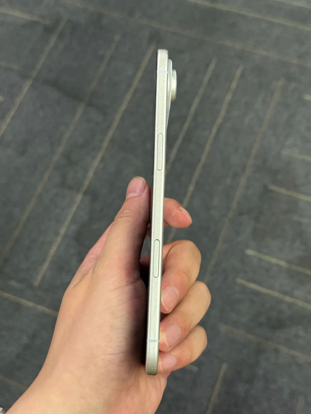 “輕”裝上陣，iPhone 17 Air比你的銀行卡還薄？