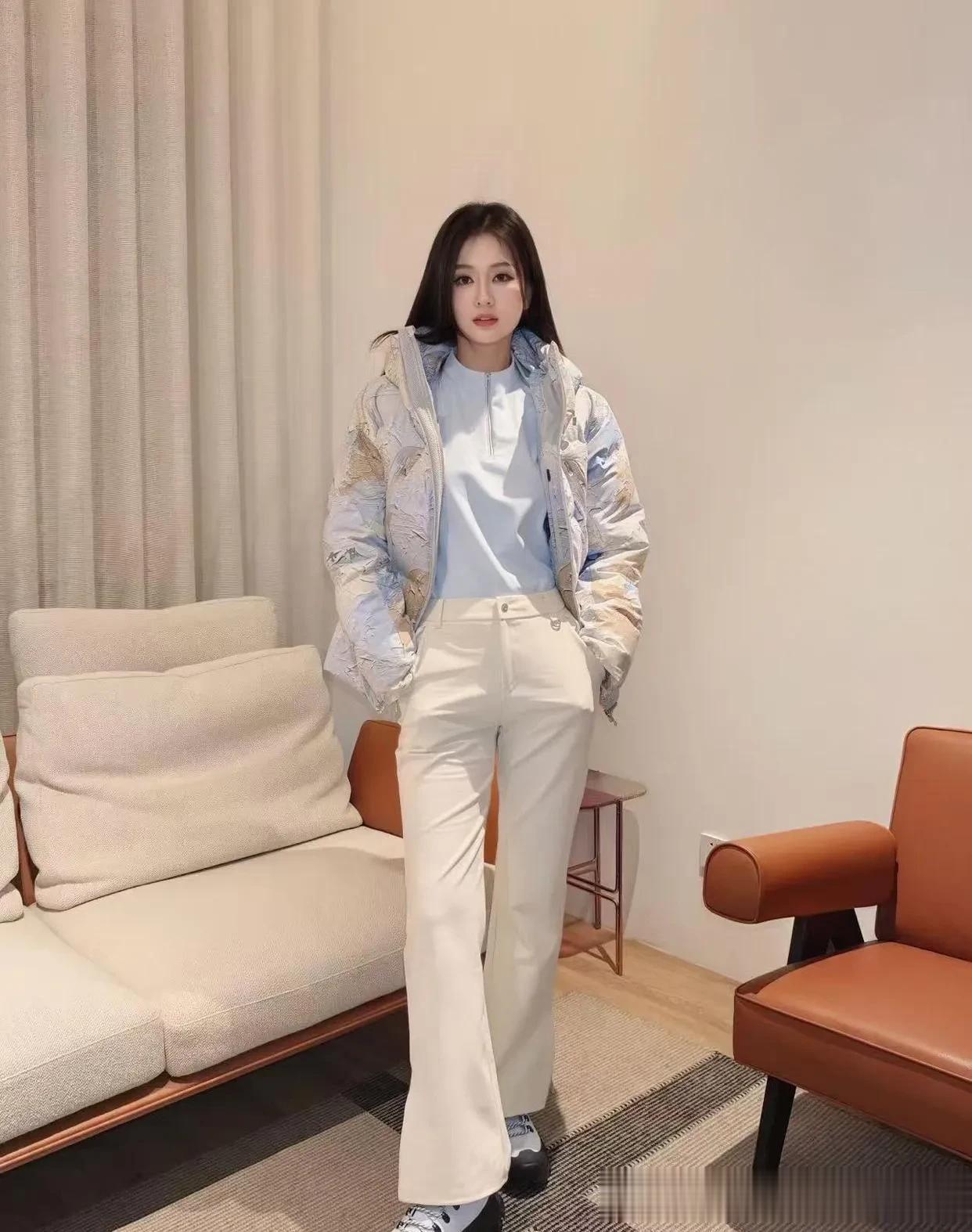 乔欣结婚后气质大变！穿蓝色印花羽绒服+直筒裤，时髦减龄又高级