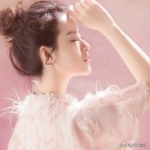 杨紫出场为啥美到激灵？甜妹咋变高定女王？争议声里咋圈粉无数？