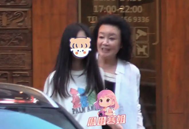 大S女儿和张兰聚餐显生疏，两大变化太亮眼，新衣服被扒仅几十元