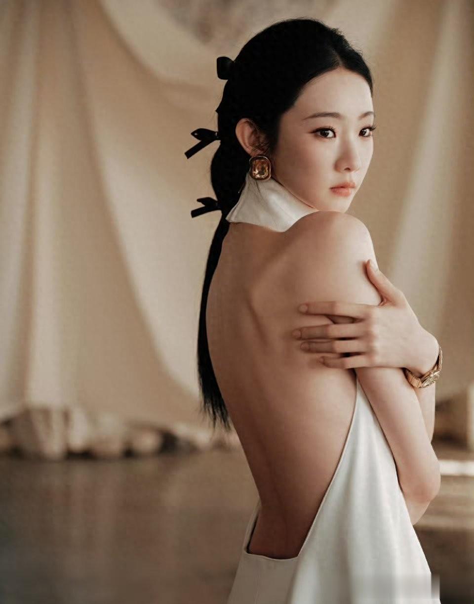 张艺凡露背白裙：素纱裁露背，清冷里裹着纤韧骨相