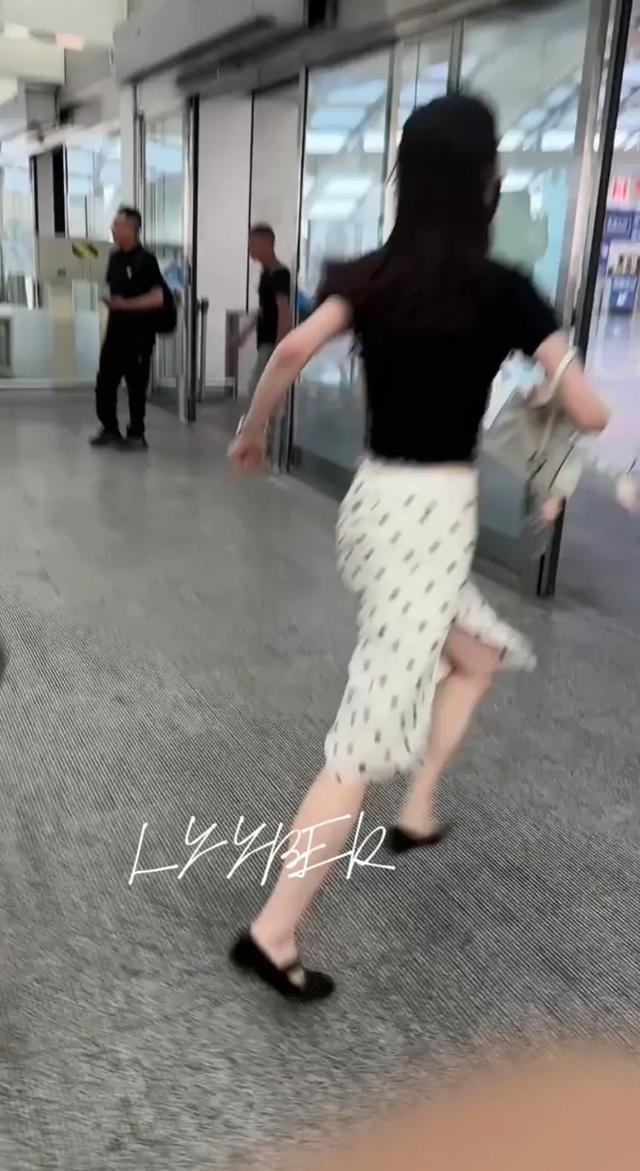 宋轶背着12万的爱马仕包狂奔，她跑的好快，她穿的百元波点裙好看