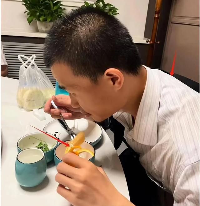 北大韦神粉丝破1800万，近照曝光掉好几颗牙，表哥透露原因很无奈