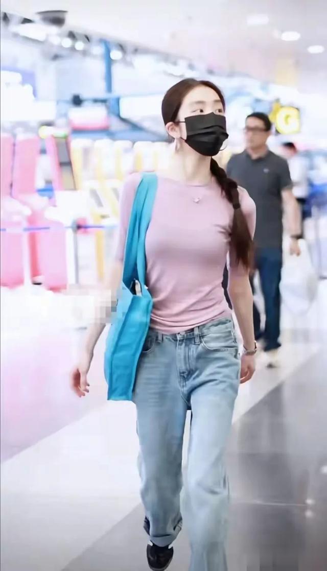 黄多多回国妈妈迎接，照片中的她55身材。