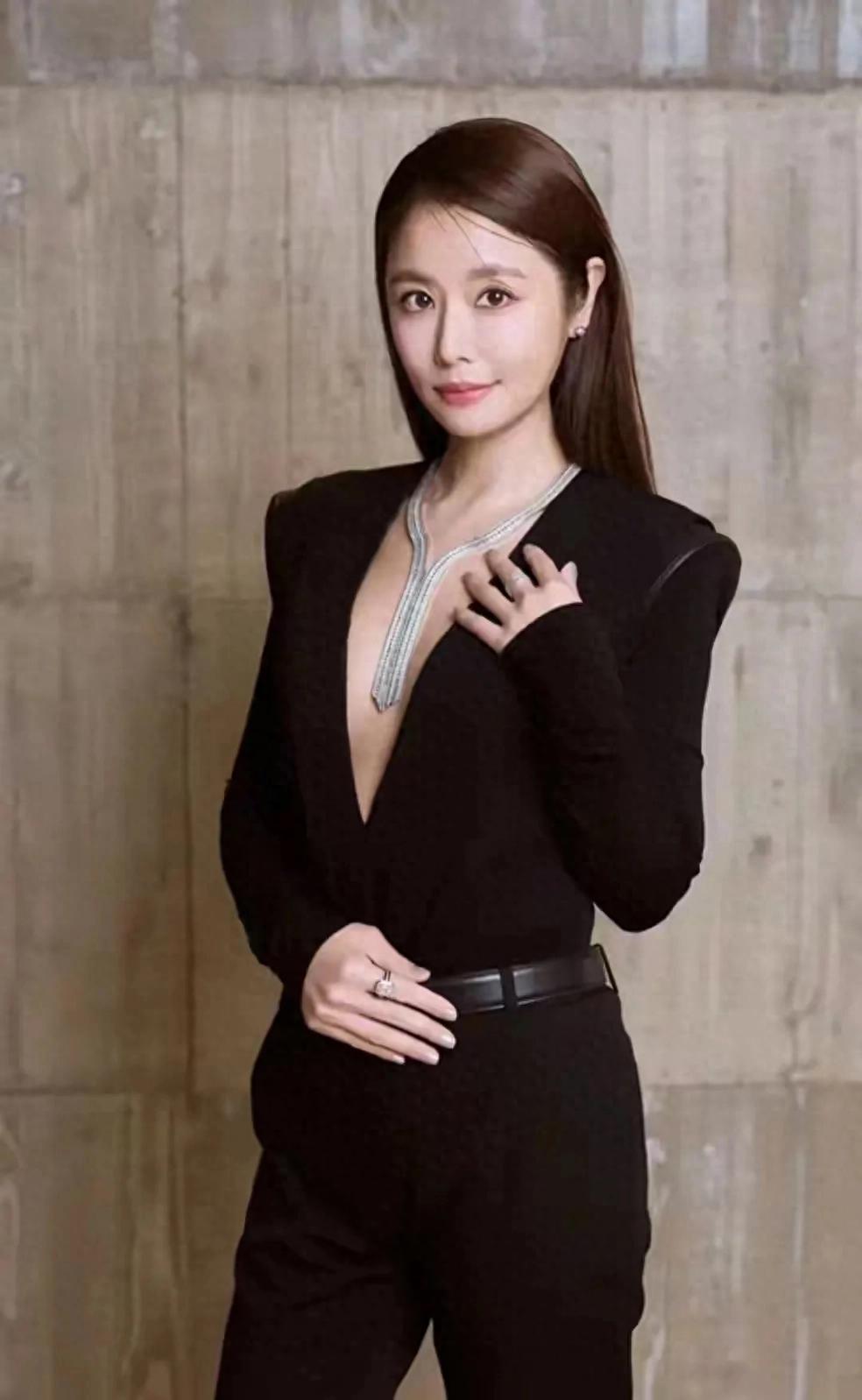 林心如:不老女神~深v真空西装