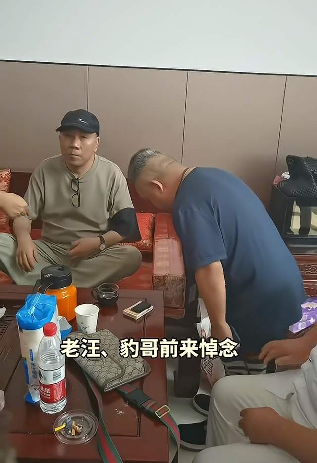 死者为大!杨议豹哥在杨少华吊唁会和解,豹哥落泪,杨议神情麻木