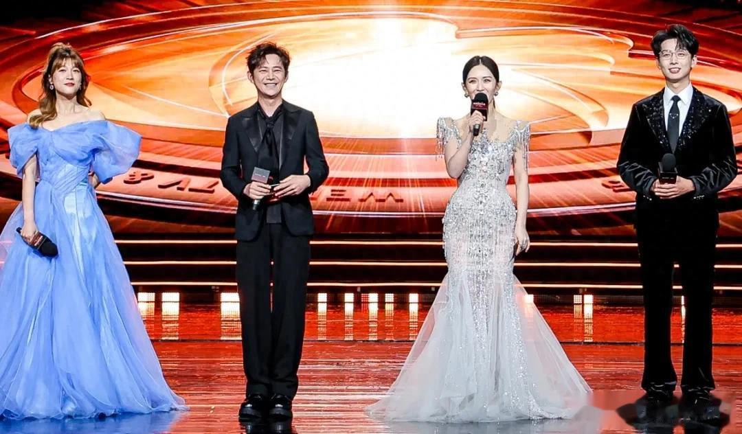 谢娜主持晚会还是差一口气!直播接不上话,看热闹忘记控场一直笑