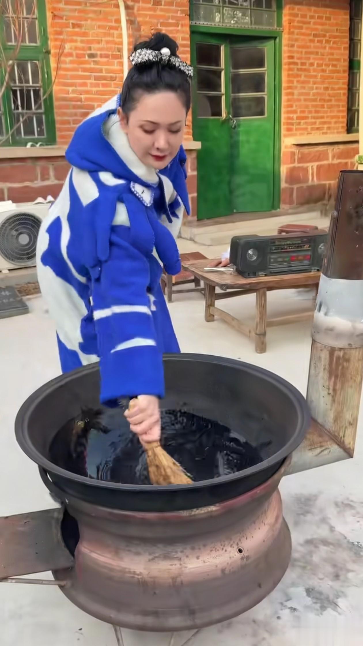 48岁程莉莎分享回村日常！大衣+半身裙，美得像28，干活好接地气