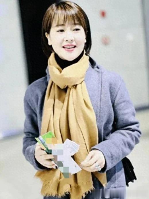 左小青剪了短发减龄20岁!穿灰大衣+围巾+牛仔裤,美得像换了个人