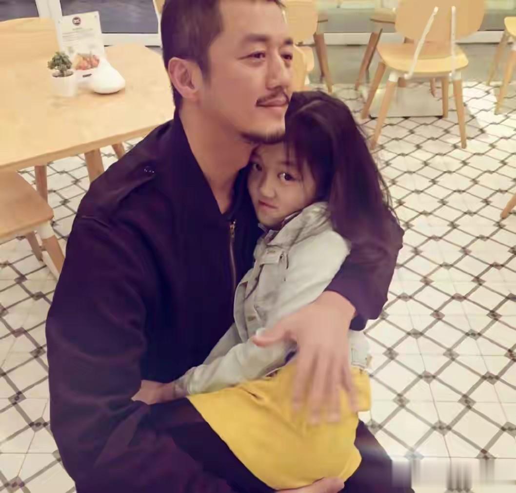 19岁李嫣疑似恋爱，与男孩同行说说笑笑好欢乐，两人外形很是般配