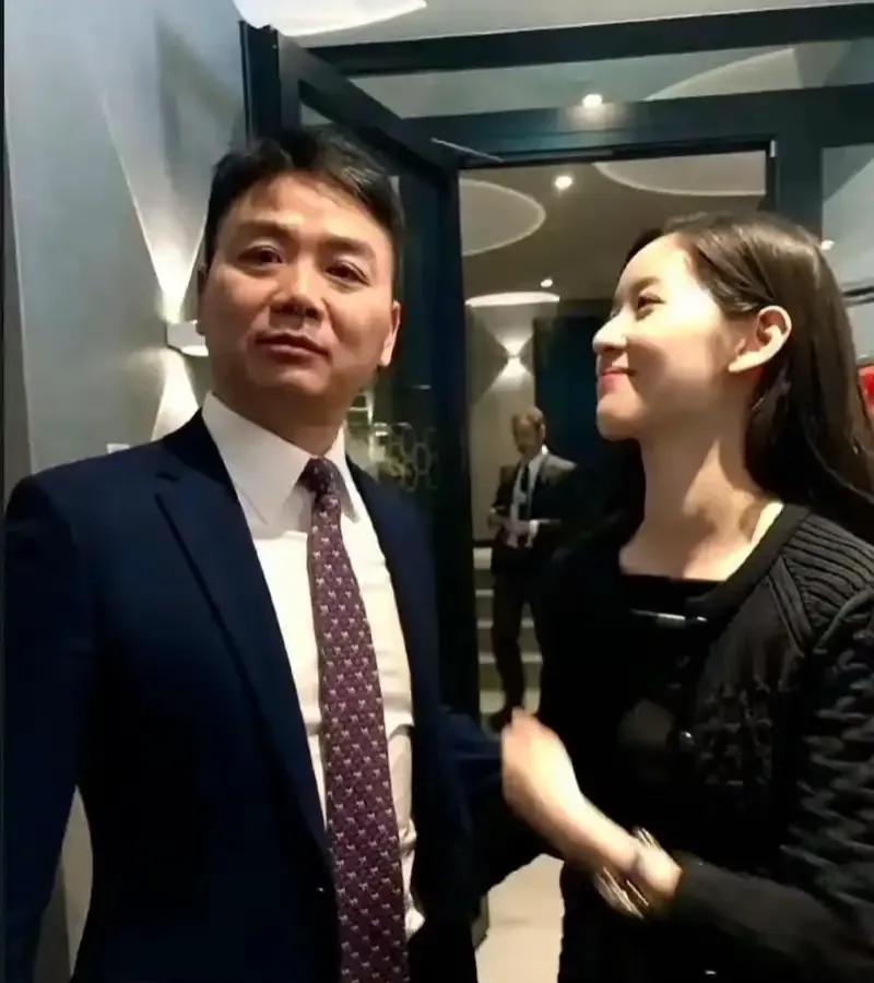 刘强东朋友圈秀恩爱!自嘲在章泽天面前失去自信,紧跟潮流很年轻