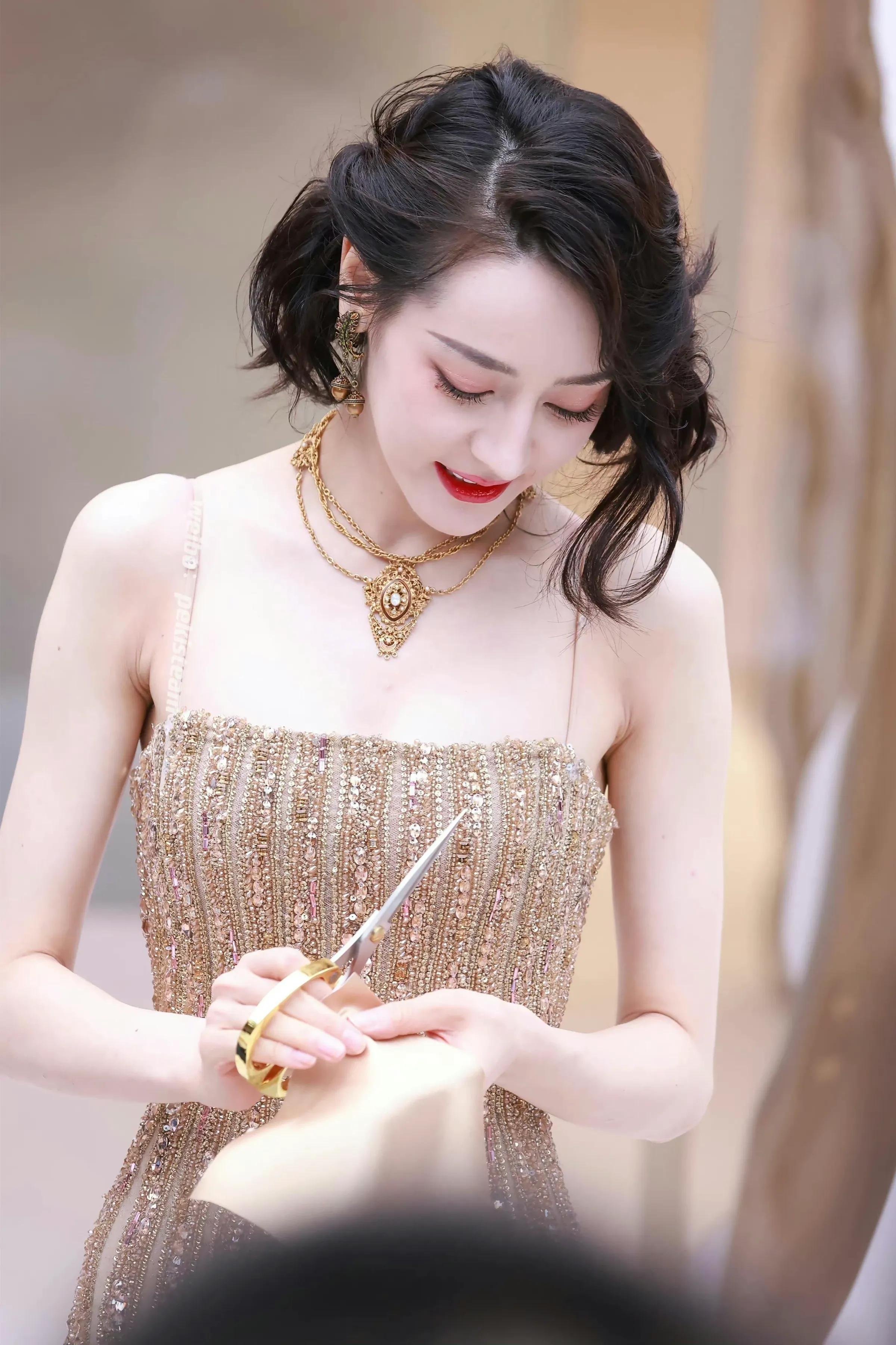 迪丽热巴，短发金色吊带裙，眼窝的美人痣真好看