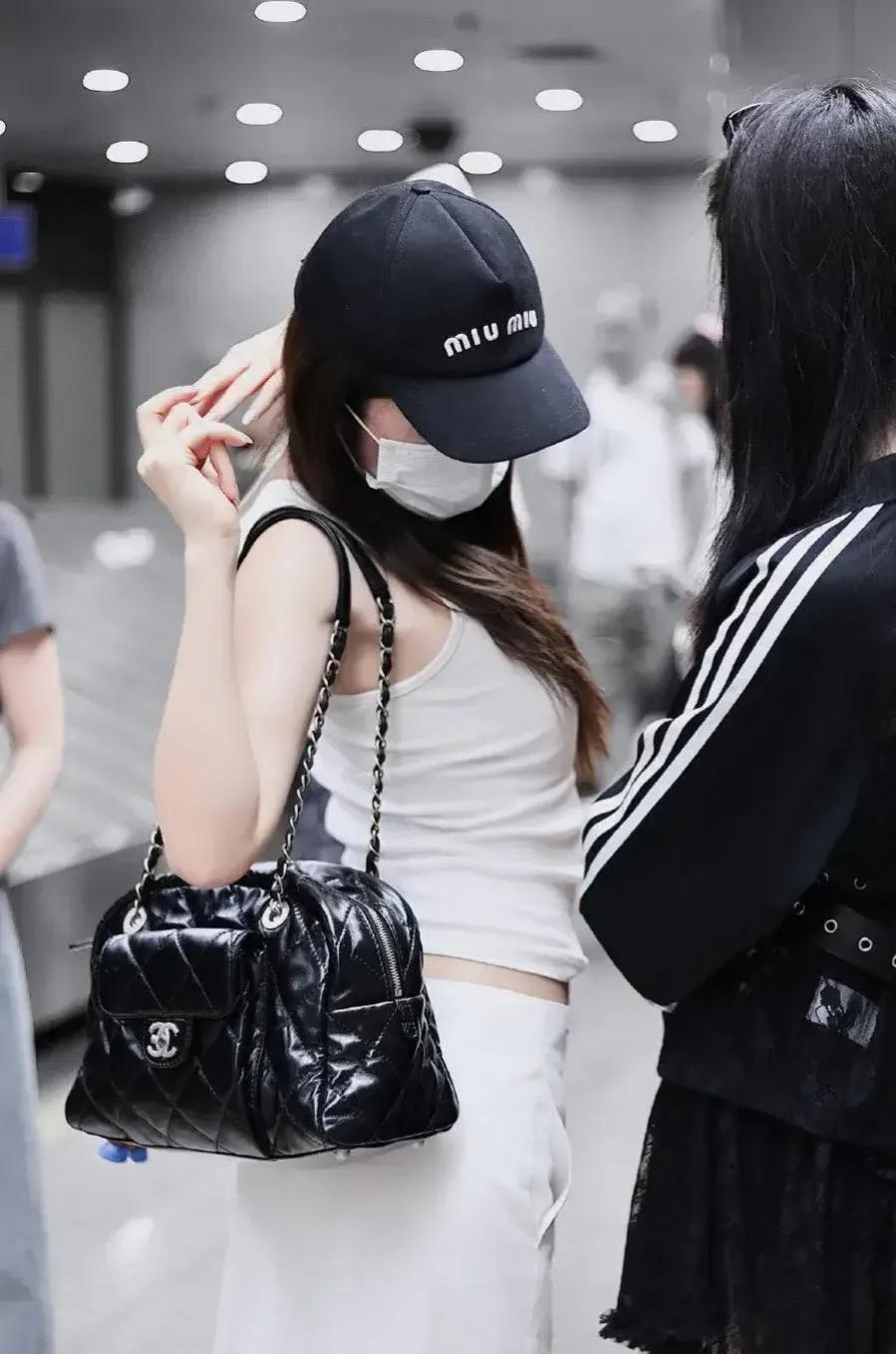 蔡文静机场出行，简约白色系穿搭好清新，美出新高度