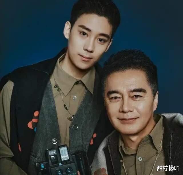 何晴告别仪式儿子露面，手捧妈妈骨灰神情哀伤，与亲爸同框很局促