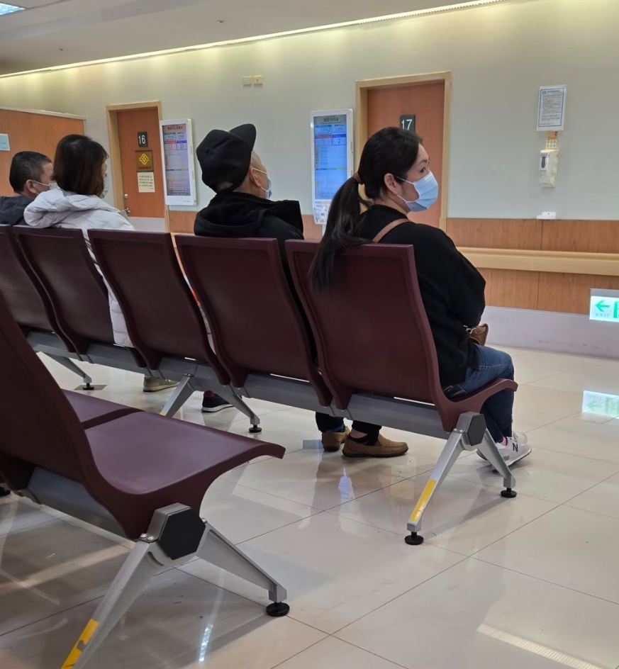 郭碧婷带父亲去医院看病，素颜打扮朴素，排队候诊看着很疲惫