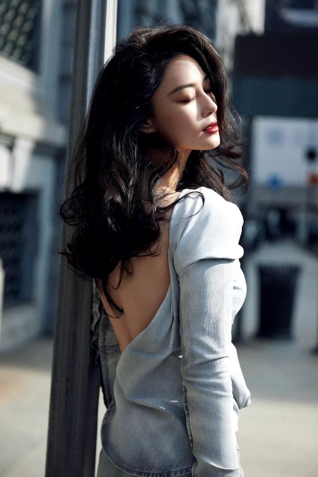 惊艳！张馨予国外大胆穿衣，展示美与自信，网友：姐就是女王！