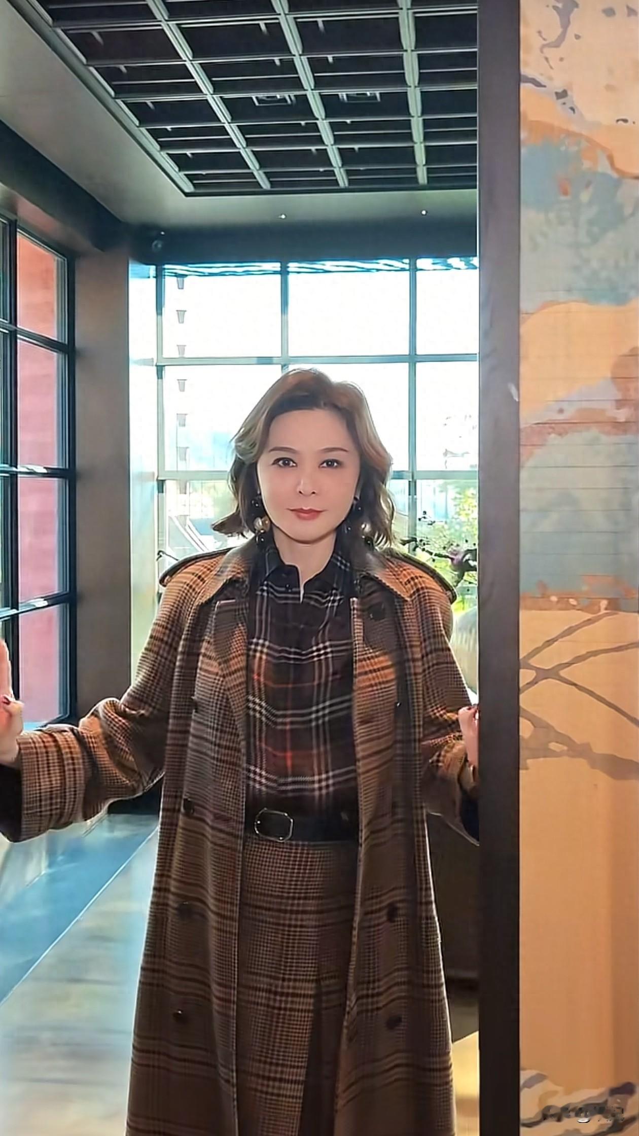 63岁关之琳初冬穿搭：大衣+半身裙+长筒靴，时髦又高级，像43岁