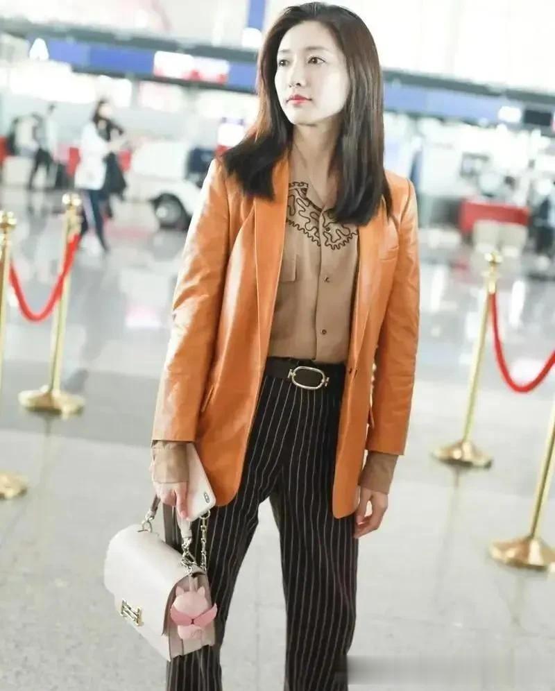 江疏影真是穿搭高手！橘色皮衣+衬衫+条纹西裤，时髦又高级！