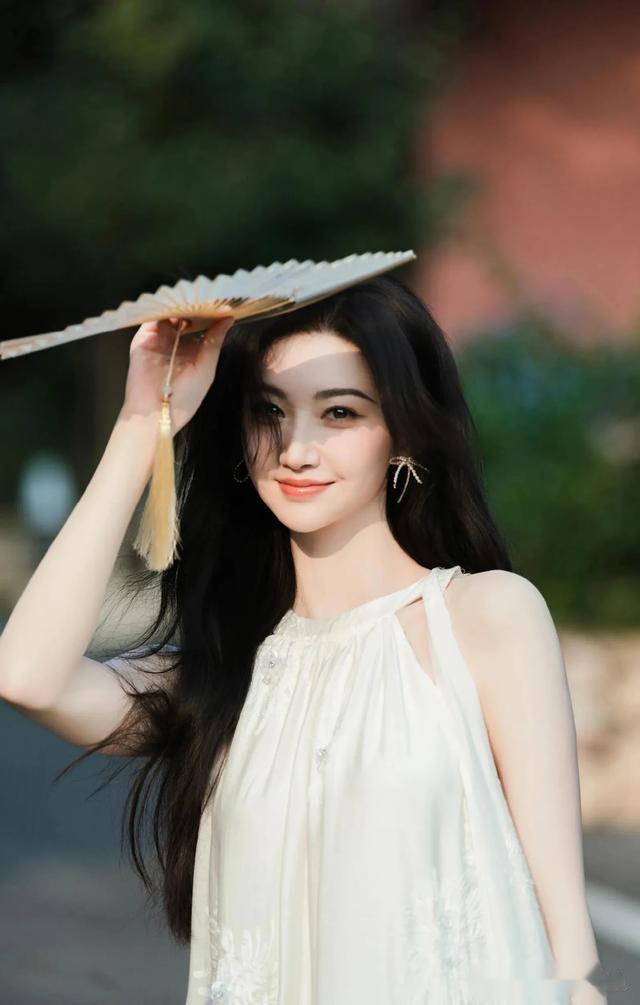 景甜把古典美刻进DNA了，素白长裙配珍珠耳饰，连头发丝都好美