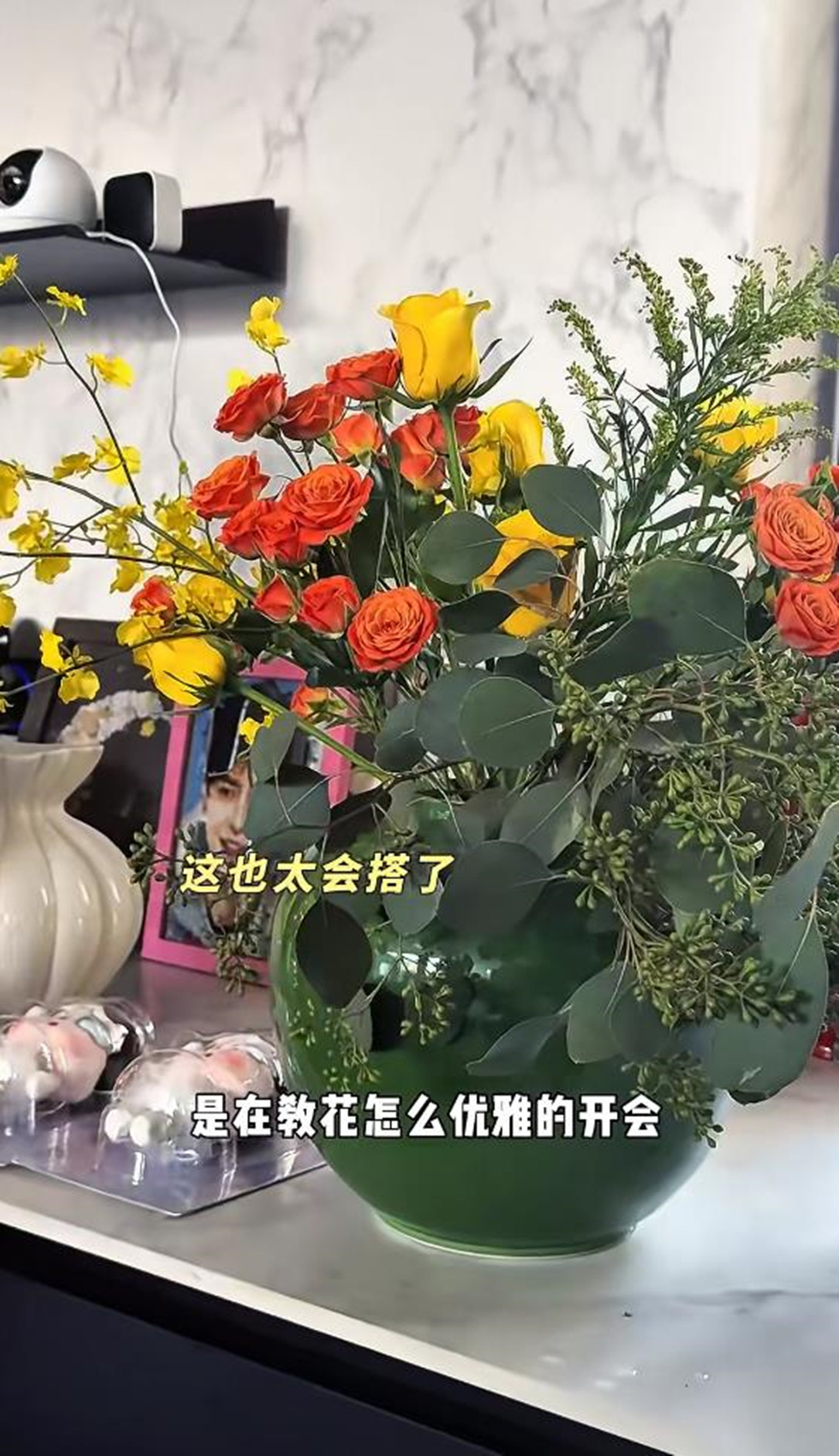 梅婷帮颖儿布置别墅，戴橡胶手套热得穿T恤，付辛博帅照抢镜