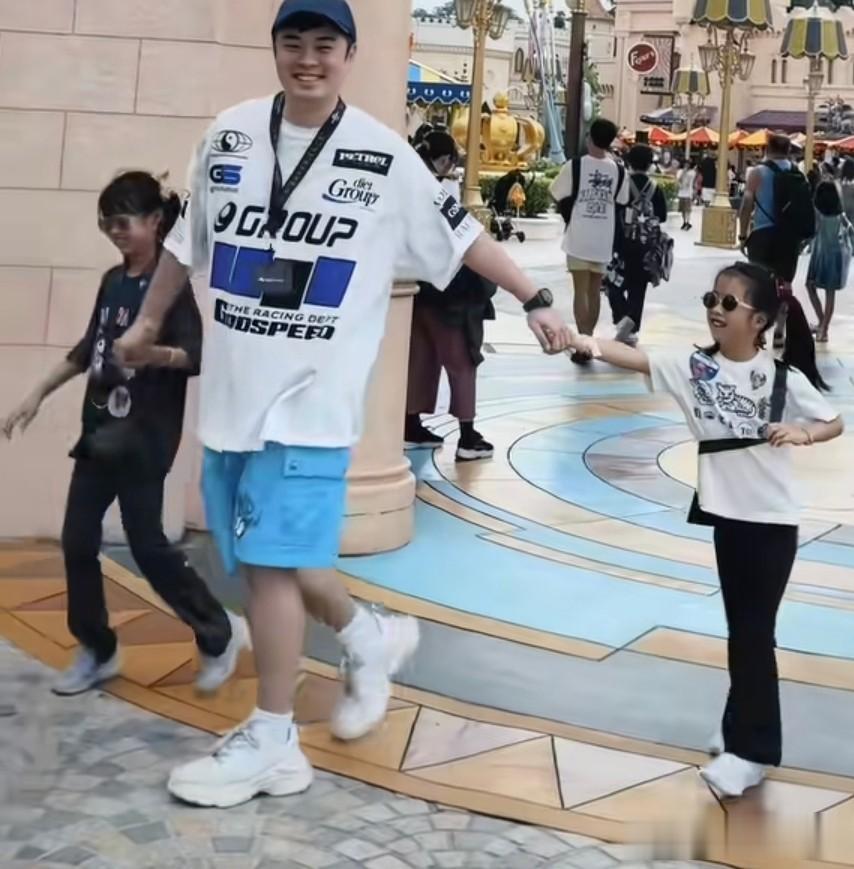 陈赫去国外度假,俩女儿一个像爸一个像妈,41岁张子萱嘟嘴卖萌