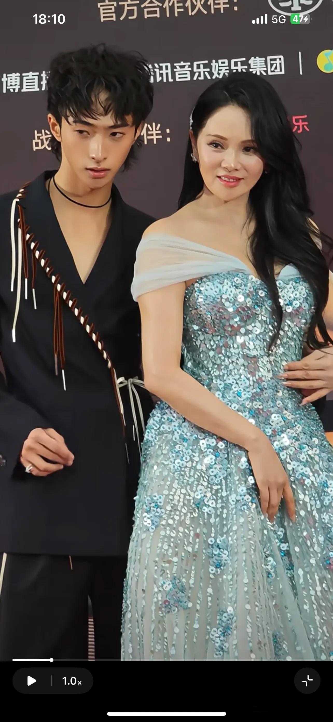 伊能静和儿子哈利牵手走红毯！57岁伊能静美丽如公主，母子像姐弟