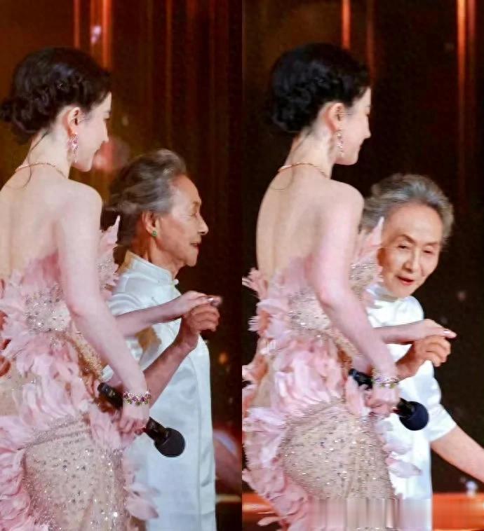 刘亦菲这背,太不真实了,又白又嫩还发光太美了,粉色很适合她