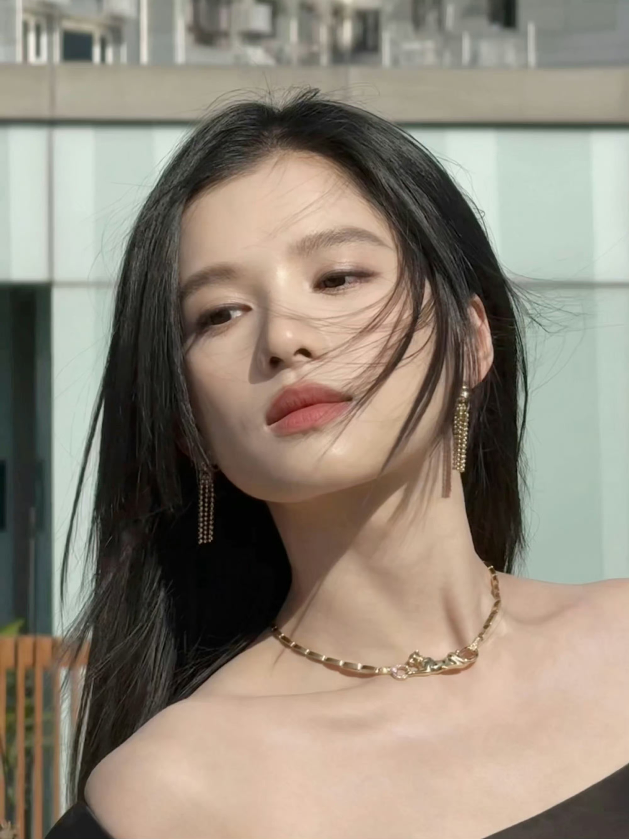 张婧仪黑裙新造型释出!露肩设计超吸睛,贵气感溢出屏幕