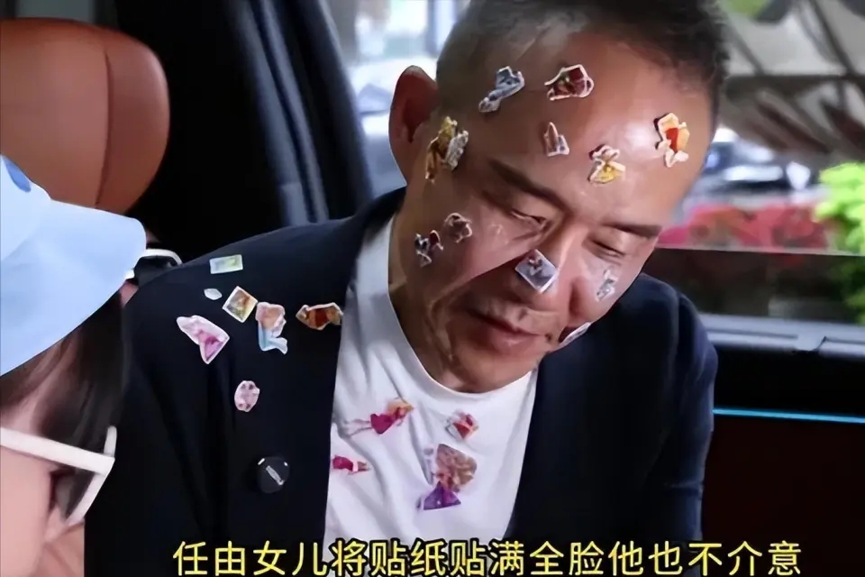 王石小女儿罕见现身！是个学霸6岁会洗碗，田朴珺在家陪娃包饺子