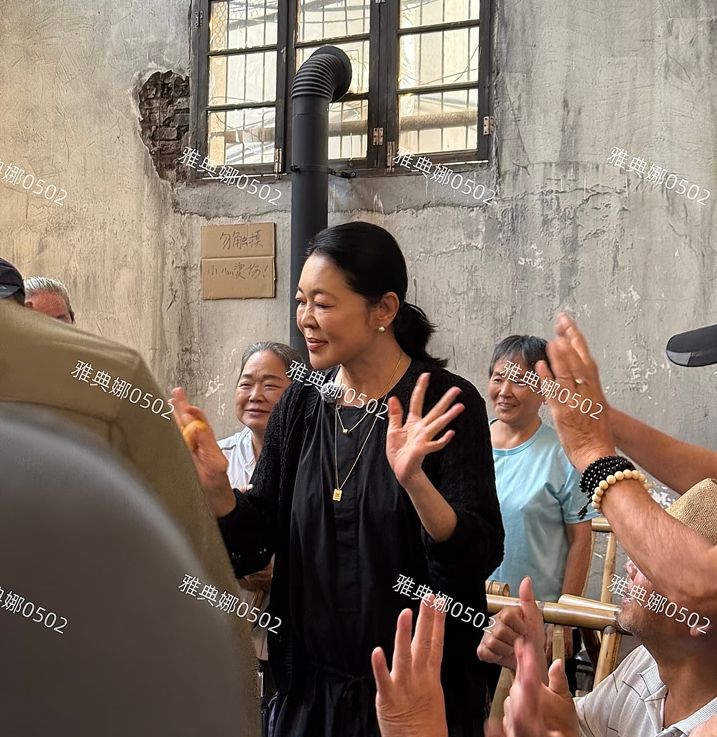 倪萍怎么变成这样了?她脸很僵嘴唇很厚鼻孔变大, 一脸横肉不面善