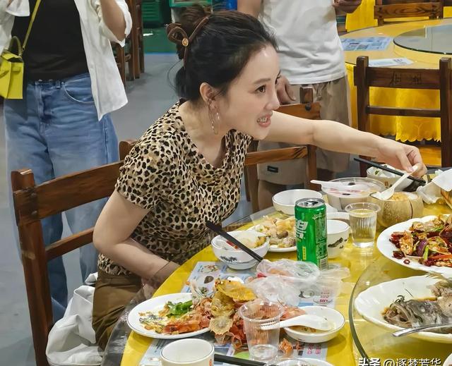 李小璐素颜吃席被偶遇!少女感全无,看着和路人没区别