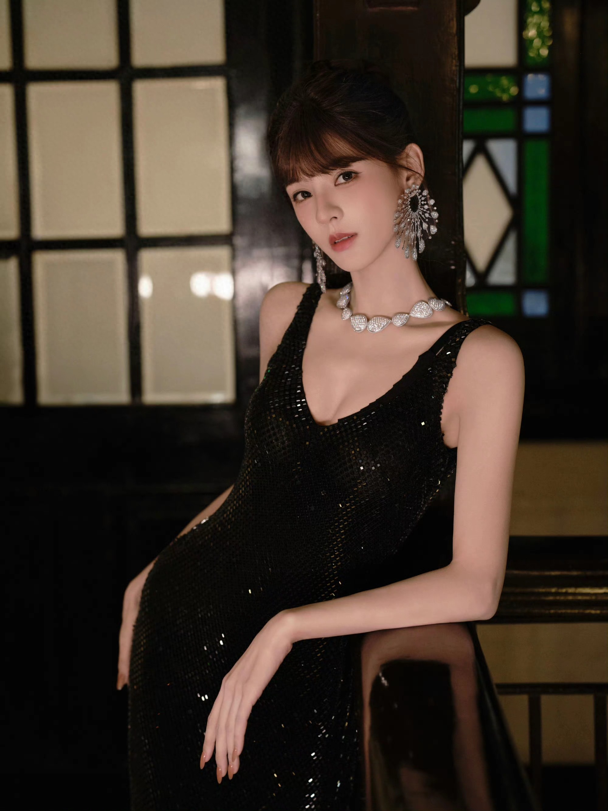 张予曦抹胸闪亮礼裙，身材真好