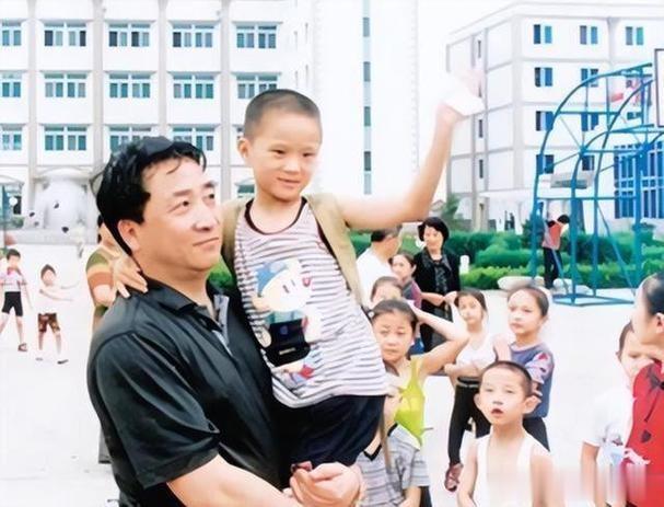 98年，姜昆不顾一切收养孤儿，如今眼含热泪：我改变了养子的命运