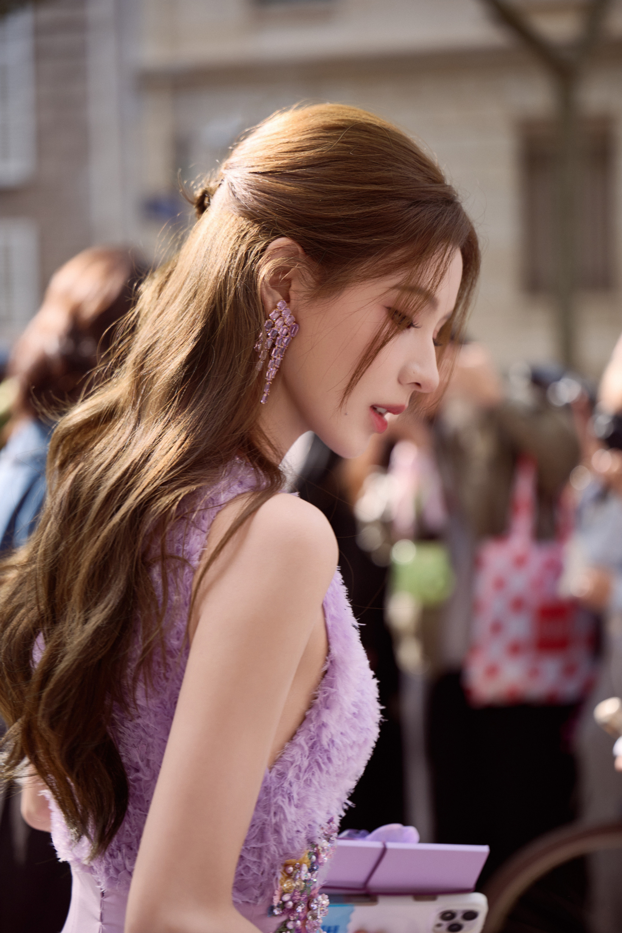 张予曦巴黎时装周造型 身穿一袭梦幻紫色长裙冷艳高贵