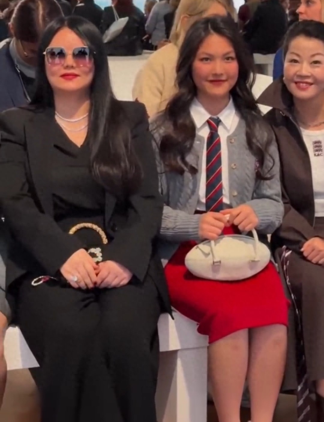 李湘带王诗龄伦敦看秀,15岁王诗龄穿红色半身裙显成熟